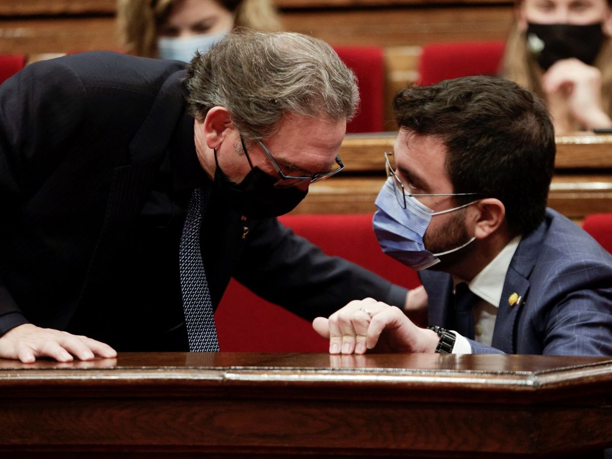Foto: Pere Aragonès conversa con el 'conseller' de Economía, Jaume Giró. (EFE/García)
