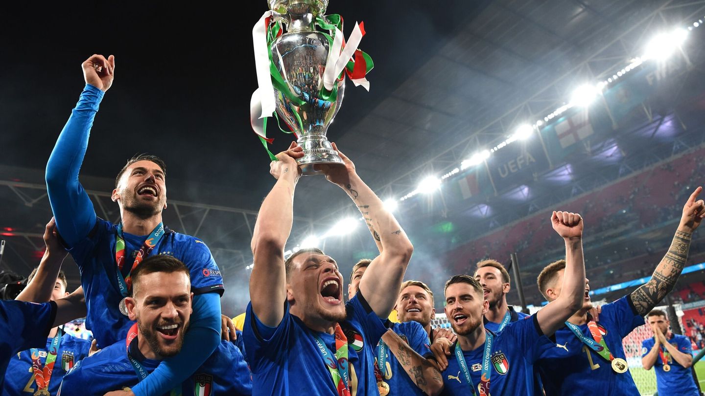 Los jugadores italianos celebran la Eurocopa 2020, jugada en 2021, tras ganar a Inglaterra.