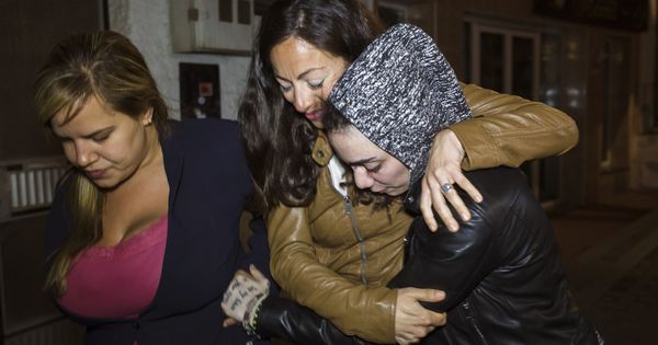 Foto: María Jimena Rico Montero junto  a su novia egipcia, Shaza Ismail, abraza a su hermana, María del Valle. (EFE)
