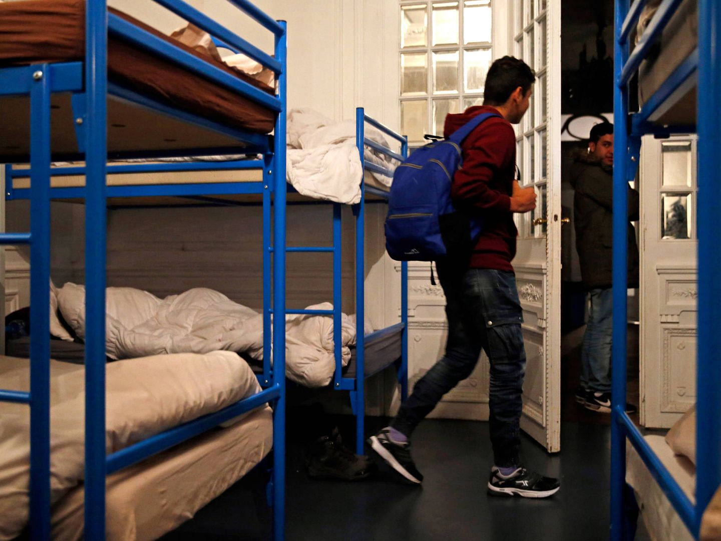 Un adolescente sale de su habitación en un refugio para menores en Saint Omer. (Reuters)