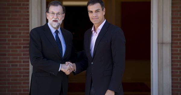 Foto: El presidente del Gobierno, Mariano Rajoy (i), recibe al líder del PSOE, Pedro Sánchez, en el Palacio de la Moncloa. (EFE)
