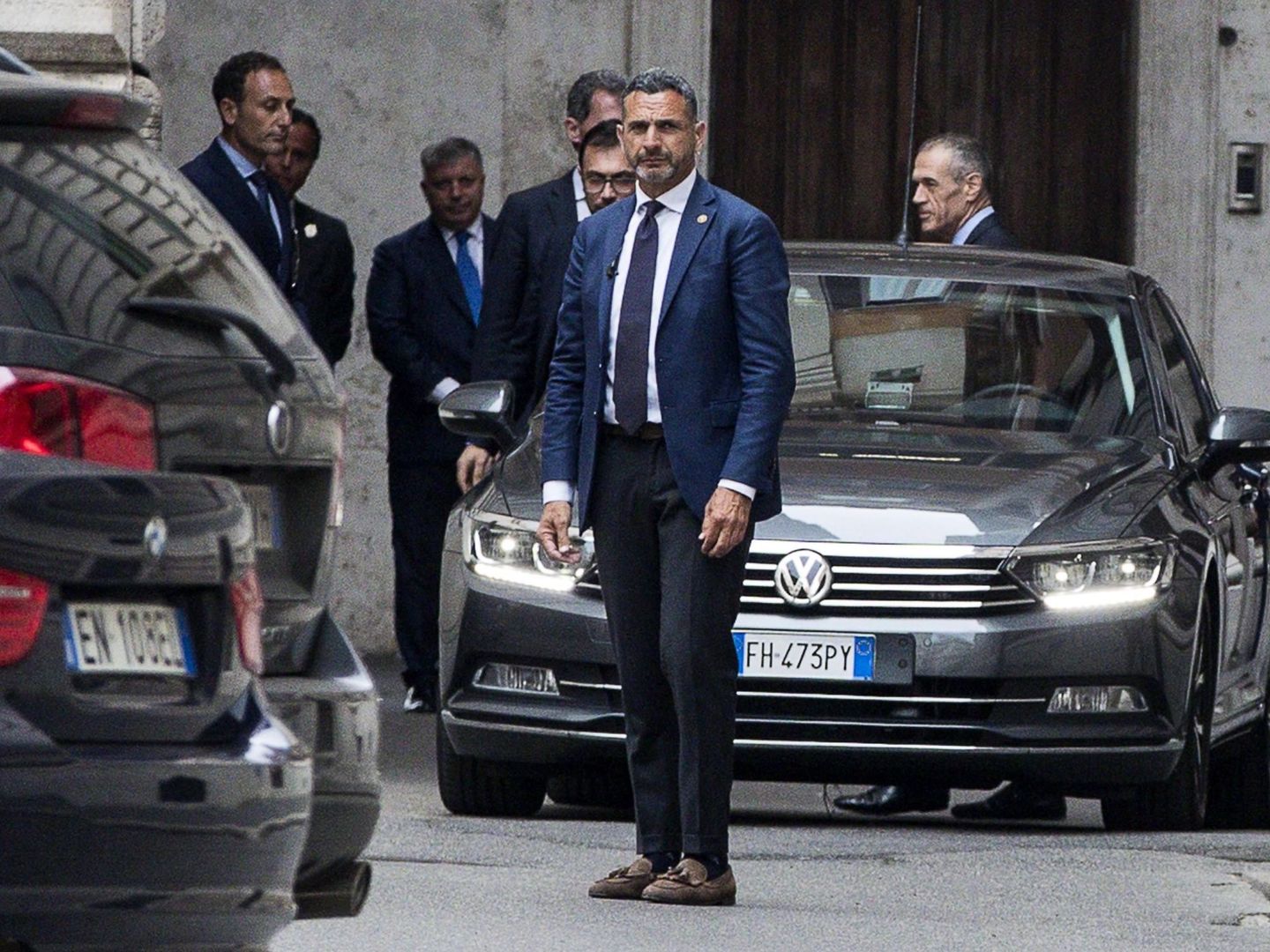El primer ministro italiano designado Carlo Cottarelli (centro fondo), tras su reunión con el presidente de la Cámara Baja, Roberto Fico. (EFE) 