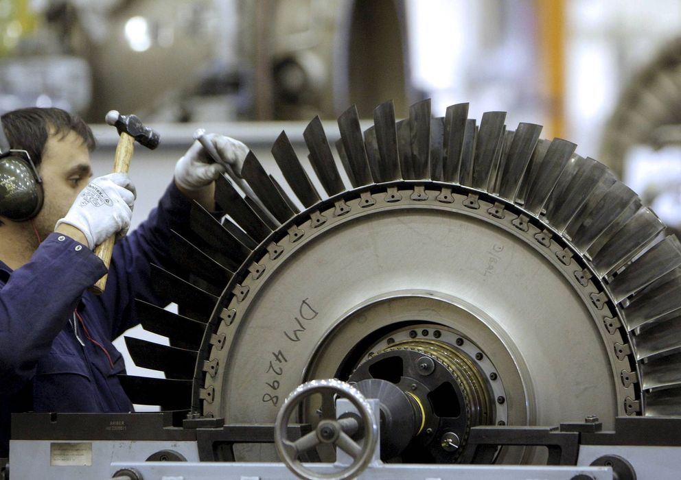 Foto: Un técnico de mantenimiento trabaja en un motor en los hangares de Iberia. (EFE)