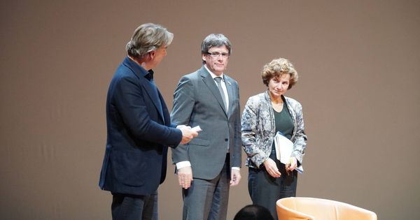Foto: El expresidente de la Generalitat Carles Puigdemont (c), el periodista Yoeri Albrecht y la traductora. (EC)