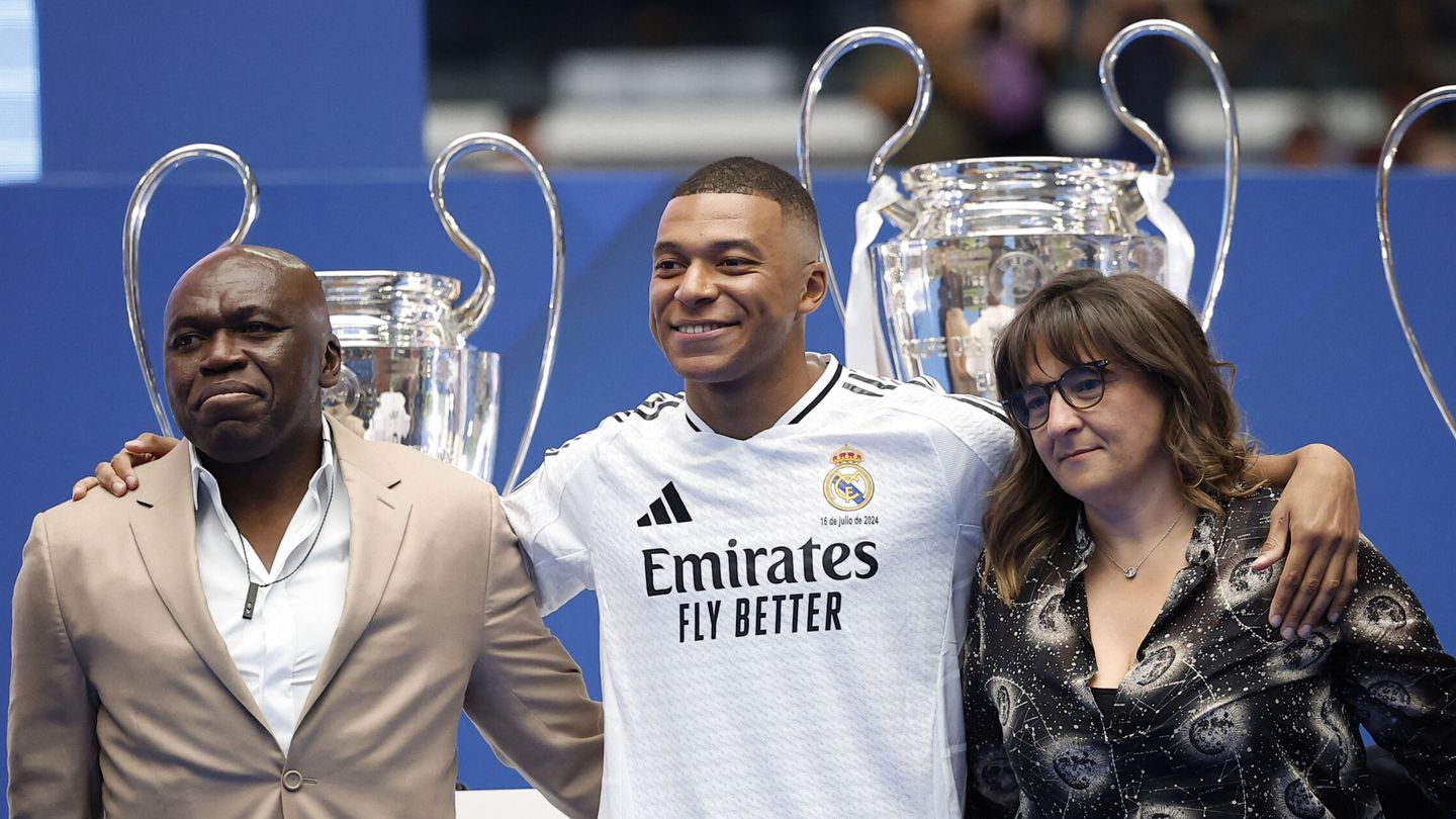 Mbappé, con sus padres en la presentación. (Reuters/Juan Medina)