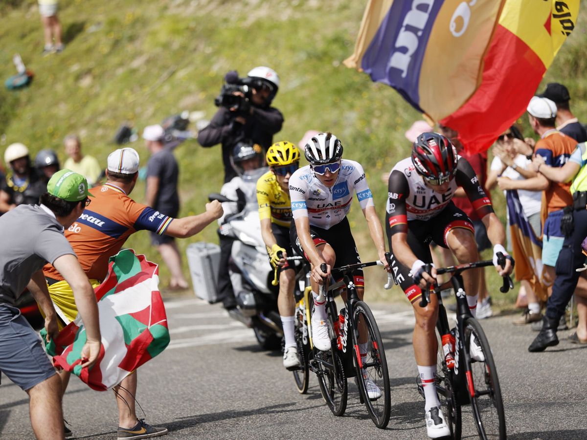 Foto: Subida de Peyragudes, en la decimoséptima etapa del Tour de Francia. (EFE/EPA/Yoan Valat)