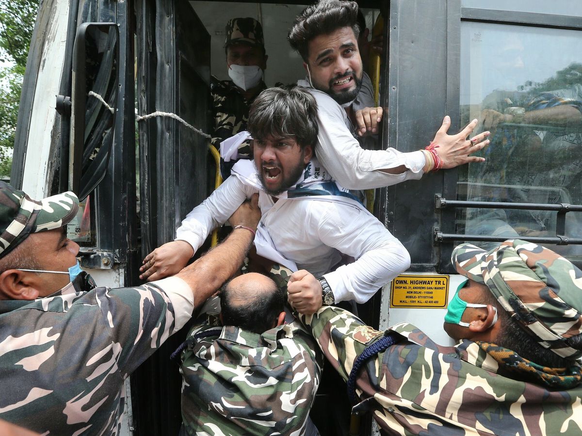 Foto: Activistas protestan en la India contra las presuntas escuchas telefónicas de periodistas y políticos mediante el 'software' Pegasus. (EFE) 