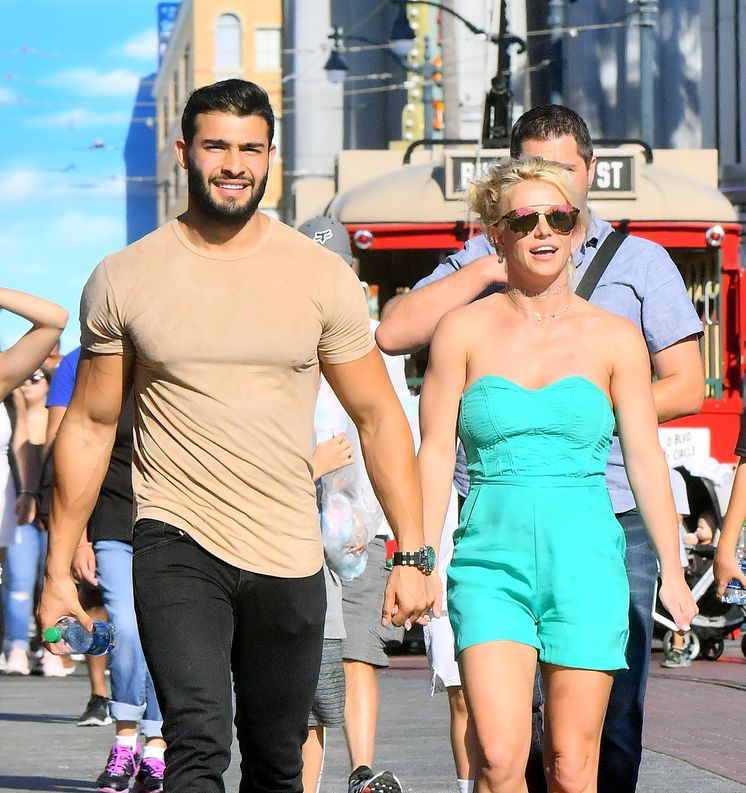 Foto:  Britney Spears y Sam Asghari, de paseo. (Gtres)