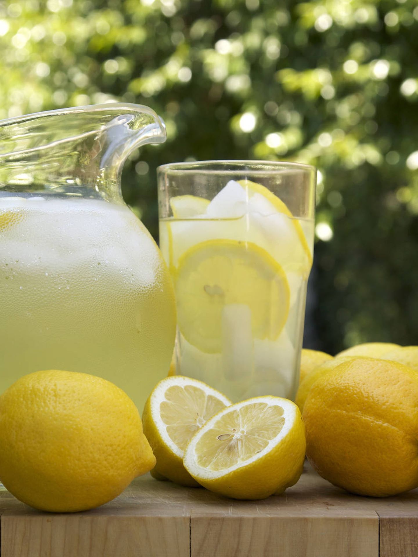 Agua tibia y unas gotas de zumo de limón, la bebida para tomar en ayunas. (iStock)