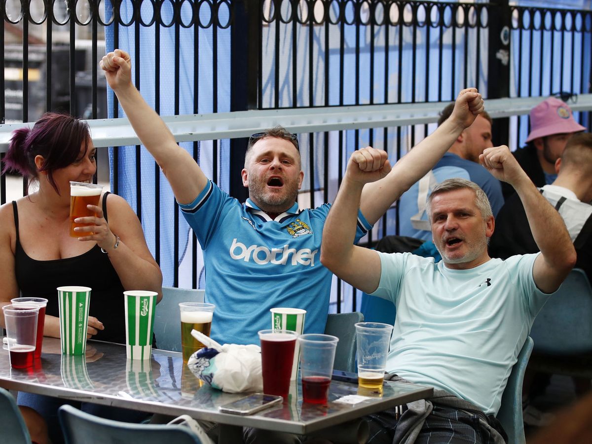 Foto: Fans ven un partido de Champions en un pub en Manchester. (Reuters/Jason Cairnduff)