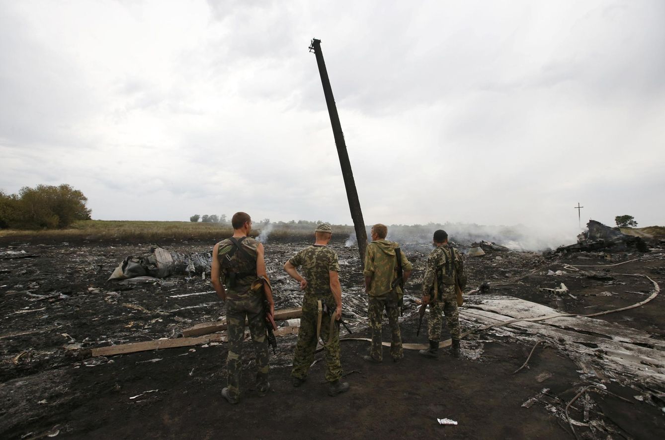 Separatistas prorrusos en el lugar donde se estrelló el MH17, cerca de Grabovo, en la región de Donetsk. (Reuters)