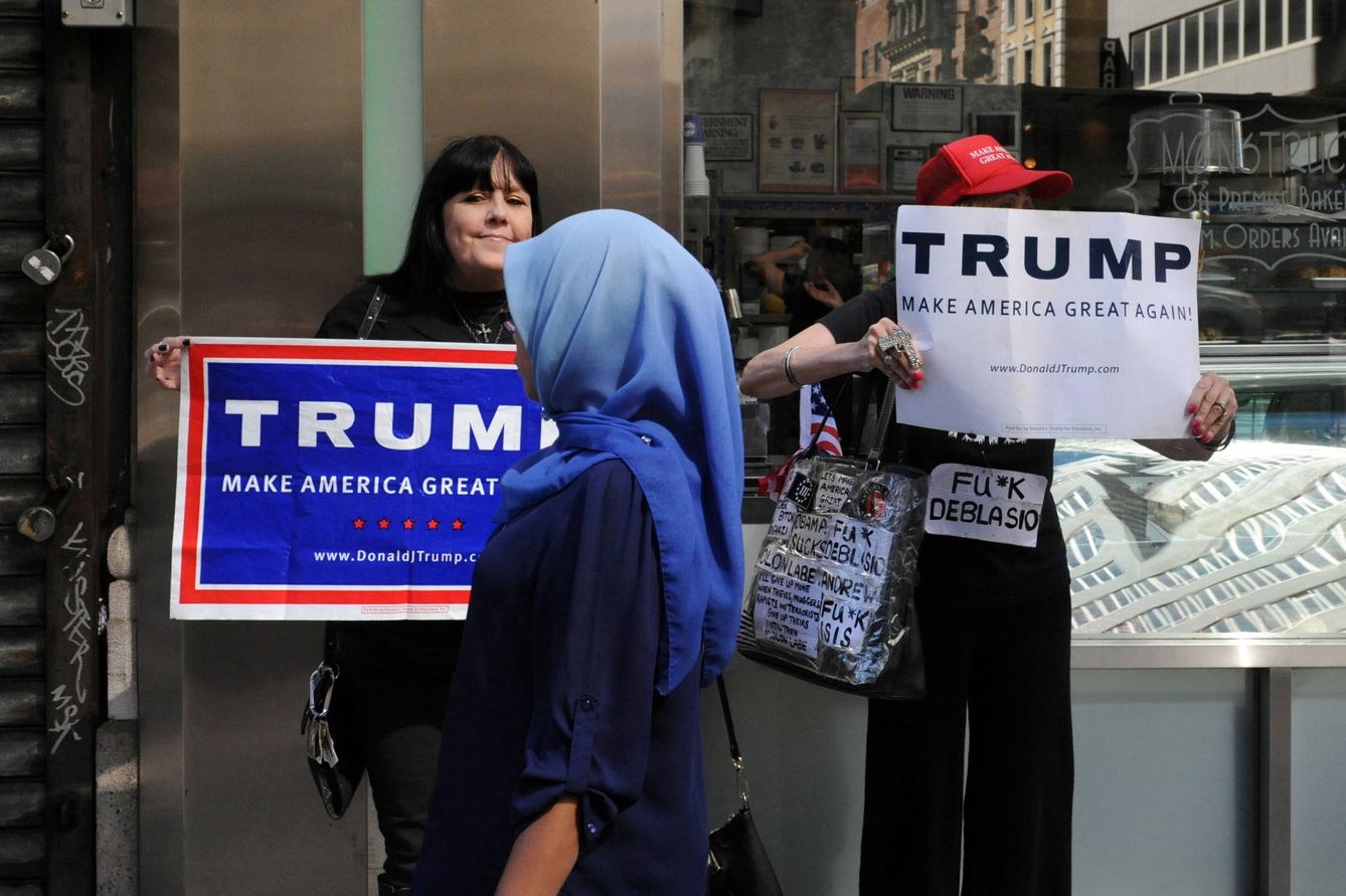 Foto: Una musulmana estadounidense con velo camina ante simpatizantes de Trump en Manhattan, Nueva York (Reuters). 
