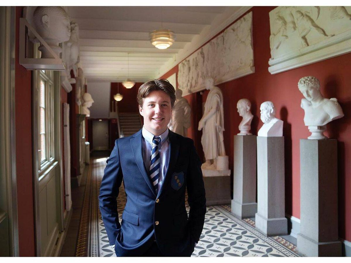 Foto: El príncipe Christian de Dinamarca, dentro del colegio. (RR.SS.)
