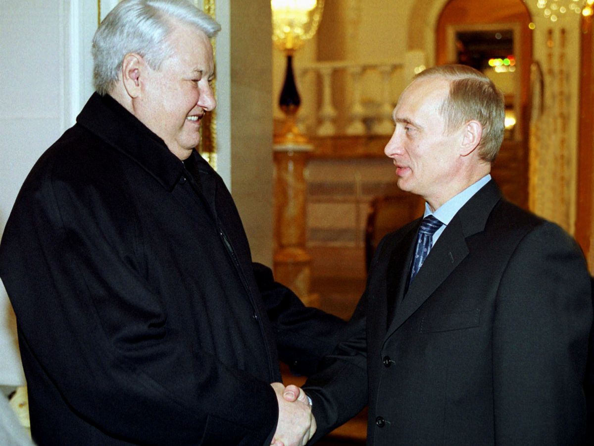 Foto: Boris Yeltsin, junto a Putin, en diciembre de 2000. (Reuters) (