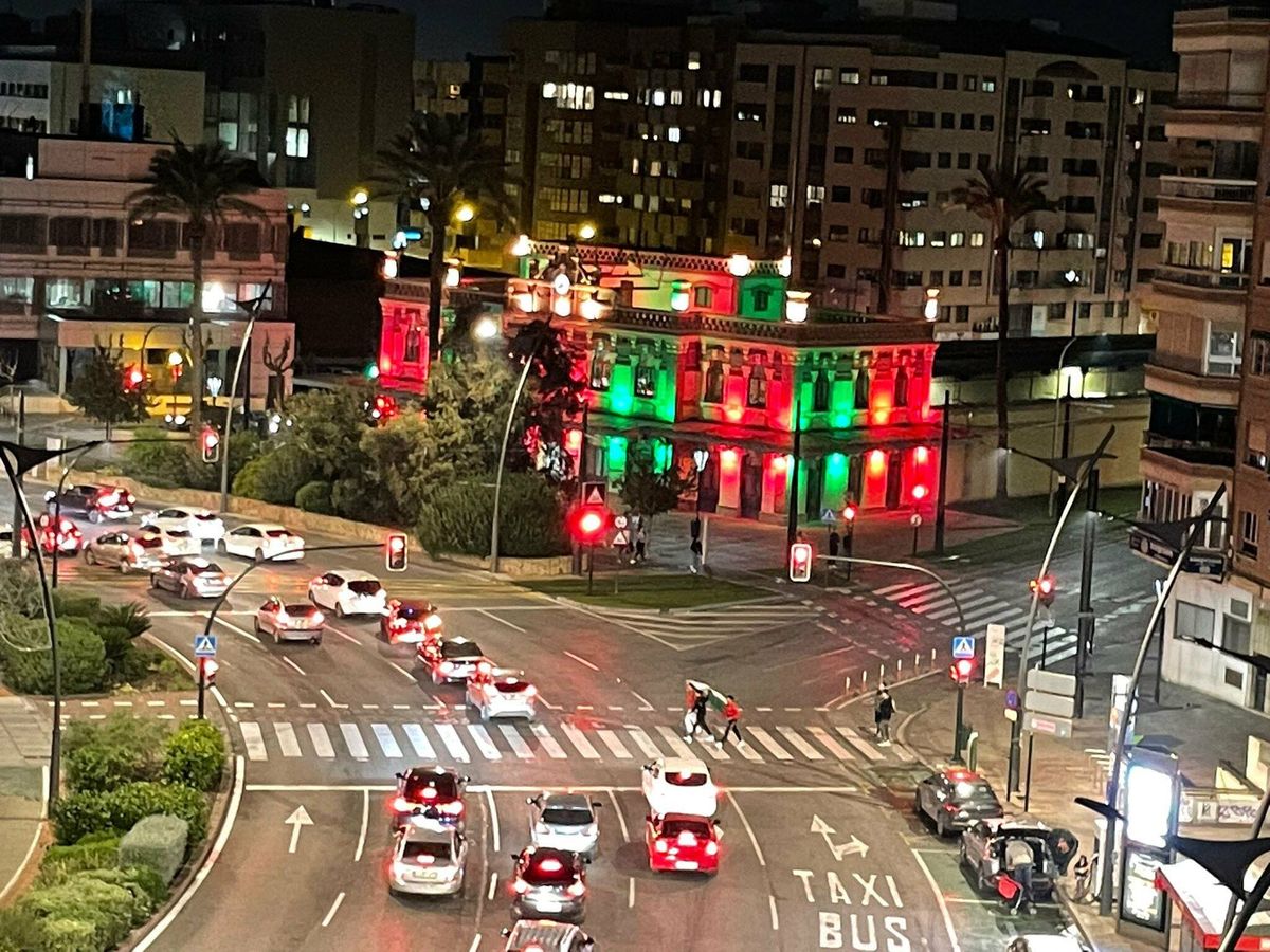 Foto: Luces rojas y verdes en la Plaza Circular de Murcia (Foto: @PopularesMurcia)