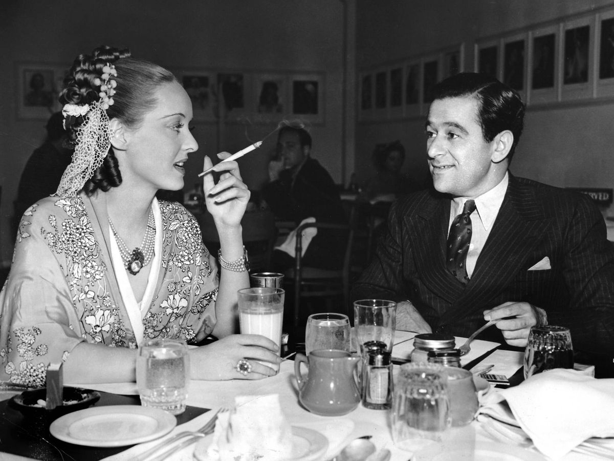 Foto: Bette Davis y William Wyler, en un parón del rodaje de 'Jezabel'. (CP)