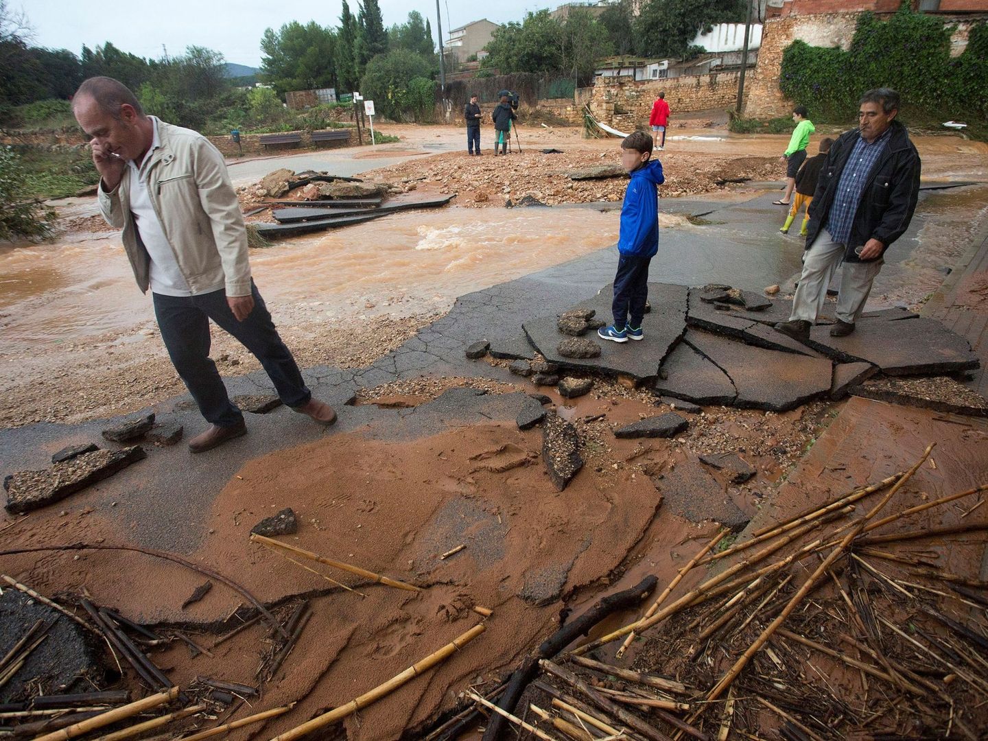 Varias viviendas de la localidad castellonense de Benlloch se inundaron temporalmente tras las fuertes lluvias. (EFE)
