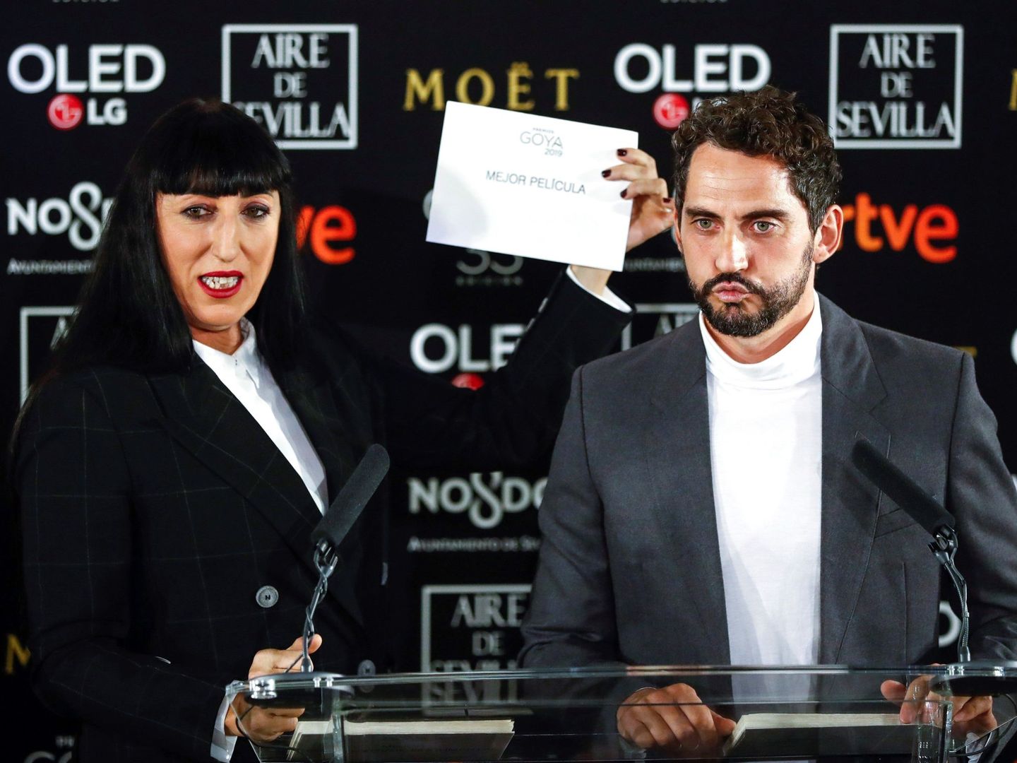 Rossy de Palma y Paco León durante la ceremonia de presentación los Premios Goya (EFE)
