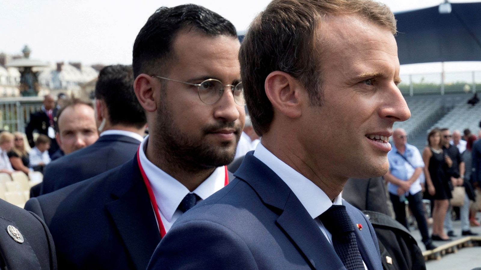 Foto: Emmanuel Macron y Alexandre Benalla durante la celebración del 14 de Julio en París. (Reuters)