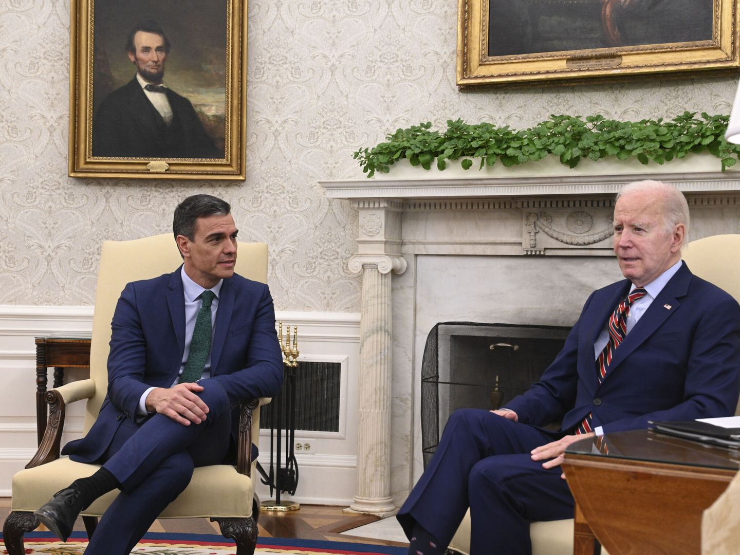 Sánchez, junto a Biden, en el despacho oval. (EFE/Moncloa/Borja Puig de la Bellacasa)