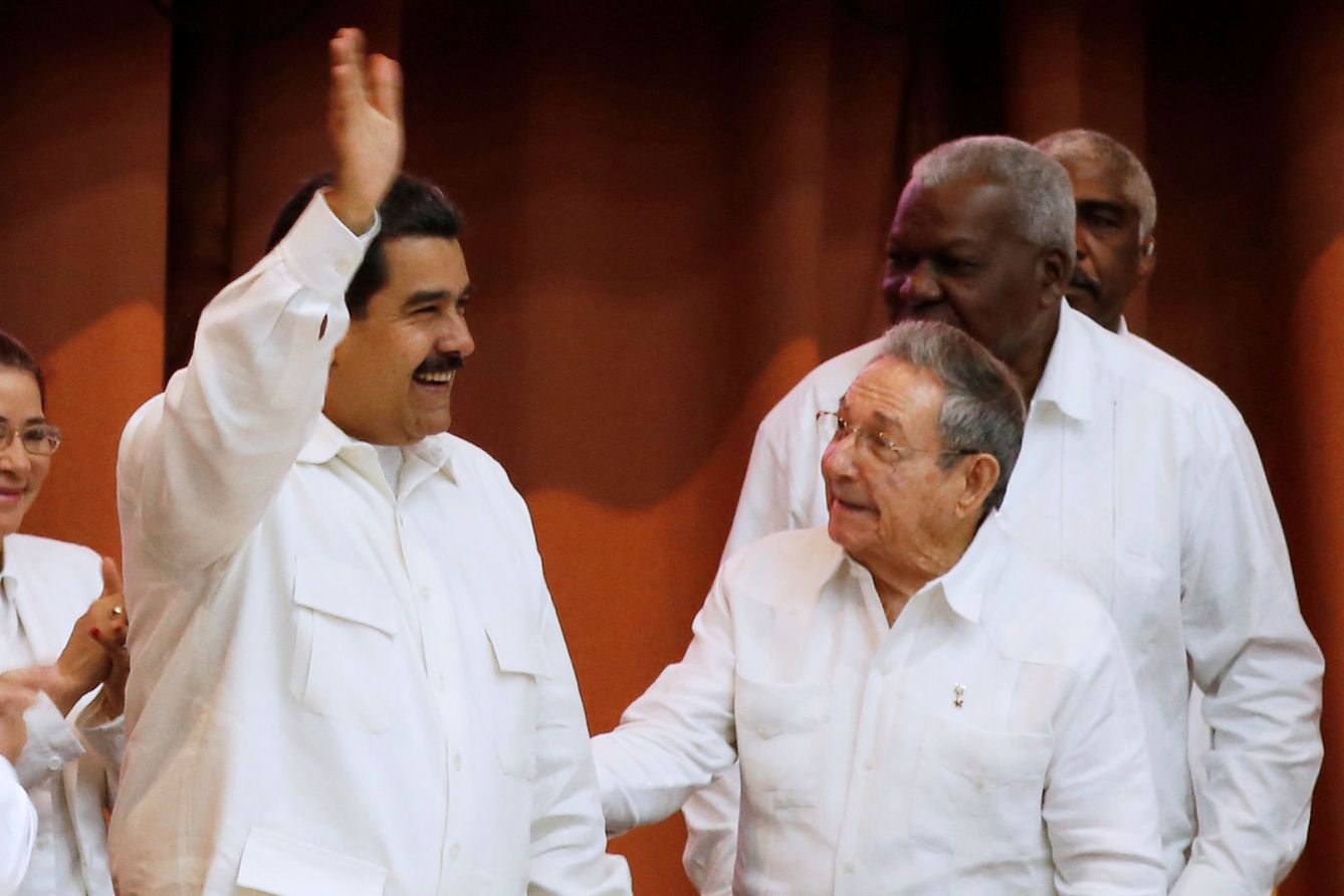 Maduro y Raúl Castro durante una conferencia del ALBA en La Habana, en abril de 2017. (Reuters)
