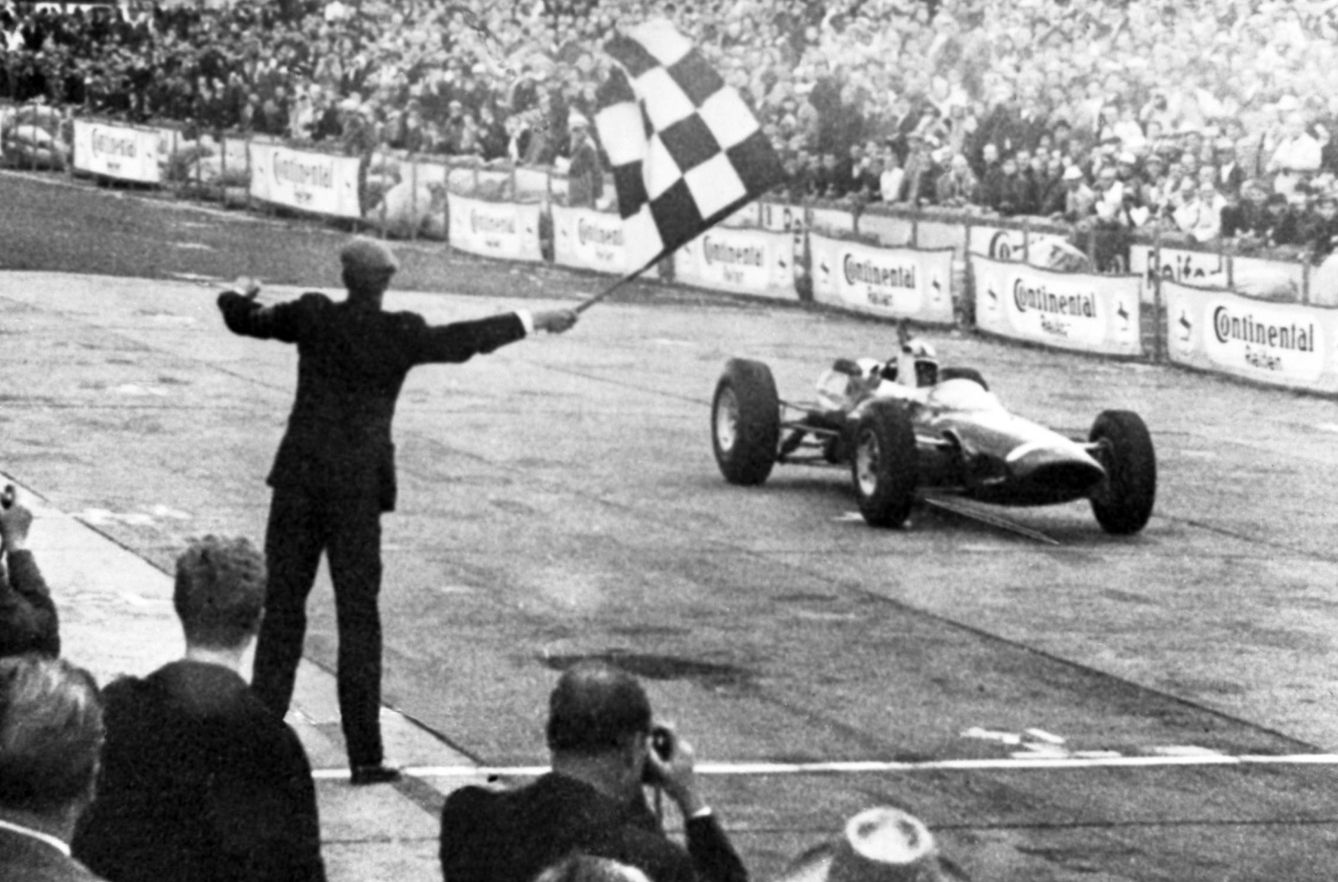 John Surtees ganando en Alemania con su Ferrari (Cordon Press).