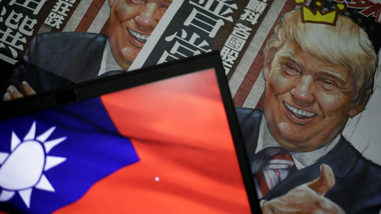 Foto: Ilustración de Donald Trump en un diario local, semicubierta por la bandera taiwanesa, en Taipei, el 12 de diciembre de 2016. (EFE)