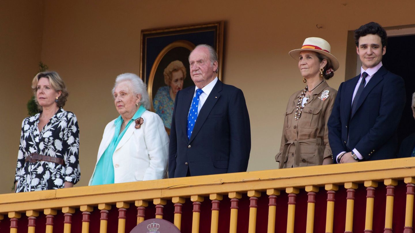 Simoneta Gómez-Acebo, la Infanta Pilar, el rey Juan Carlos, la infanta Elena y Felipe Marichalar. (EFE)