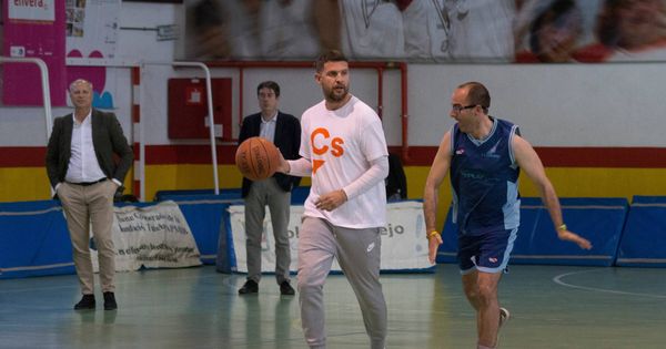 Foto: Roberto Núñez, en un partido de baloncesto inclusivo con la asociación Envera.