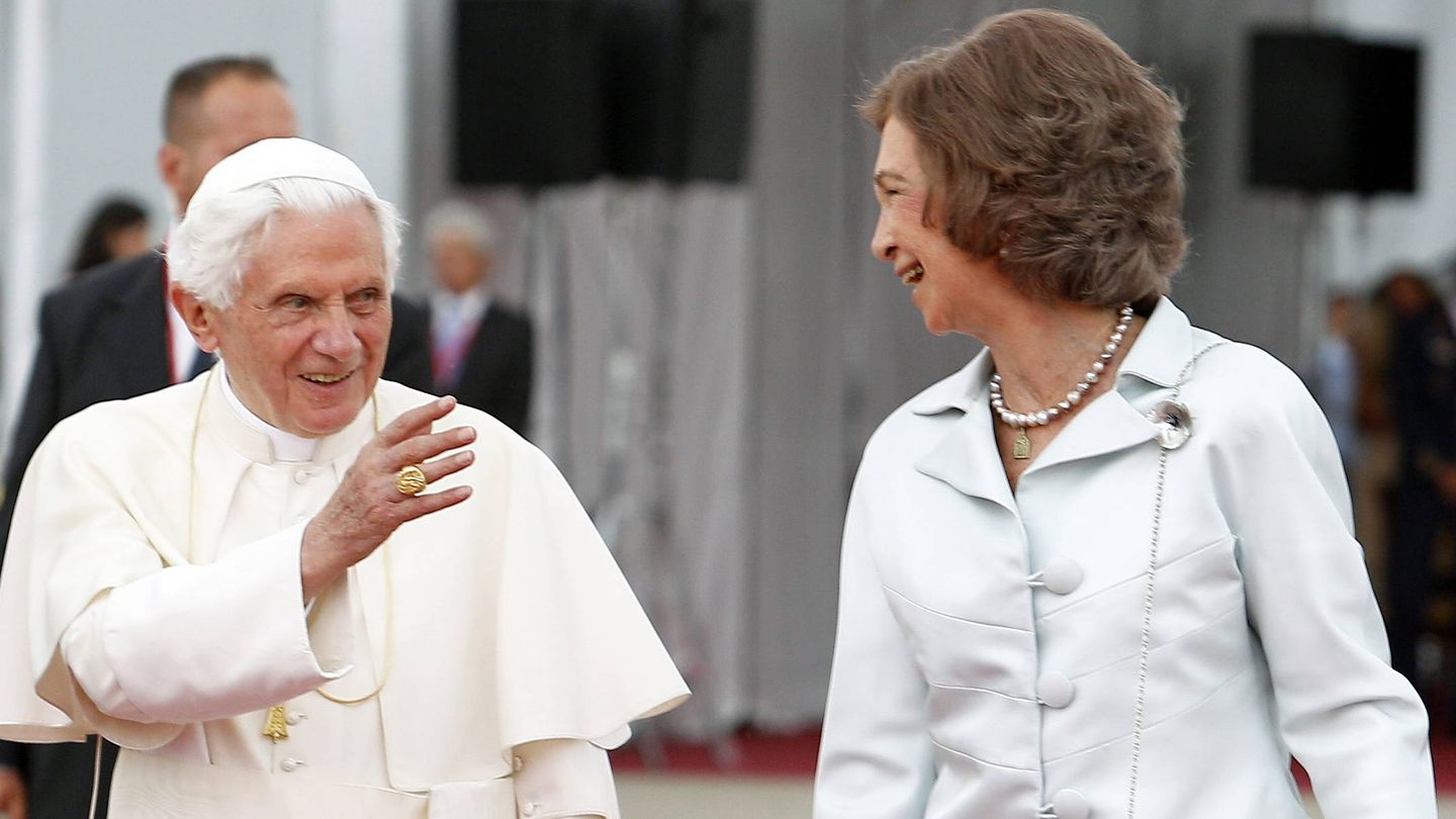 La reina doña Sofía, muy sonriente junto al papa Benedicto XVI en su estancia en Madrid con motivo de la Jornada Mundial de la Juventud. (EFE/ Ballesteros)