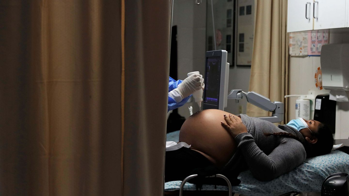 Una embarazada es atendida en plena pandemia. (EFE)
