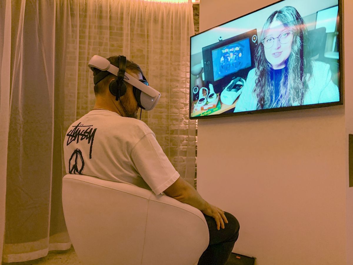 Foto: Vista de un hombre en un proyecto de realidad virtual. (EFE/Gonzalo Sánchez)