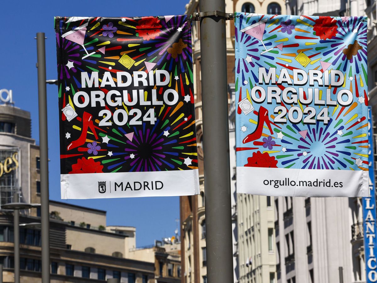 Foto: Carteles del Orgullo 2024 del Ayuntamiento de Madrid, en la calle Gran Vía. (EFE/Chema Moya)