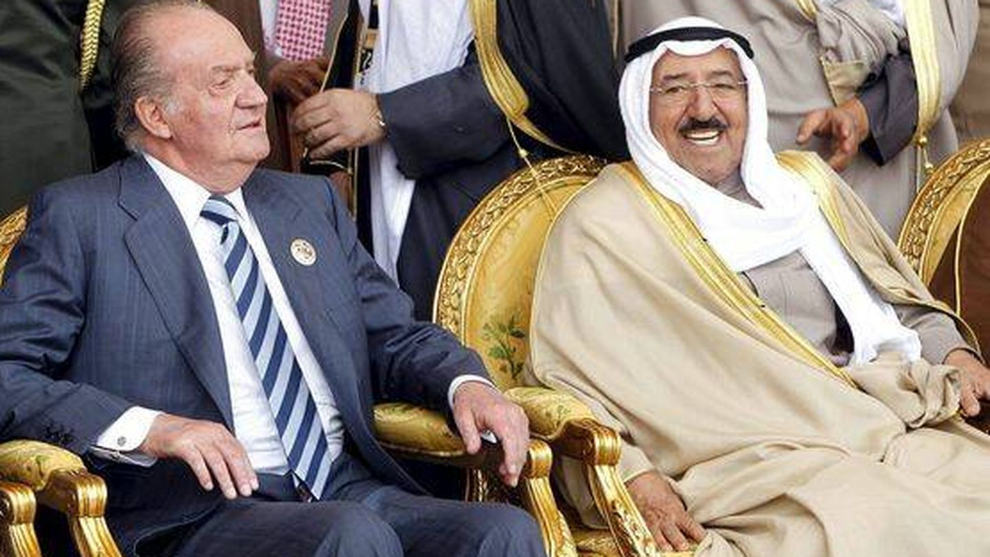  El rey Juan Carlos, junto al fallecido emir de Kuwait. (EFE)