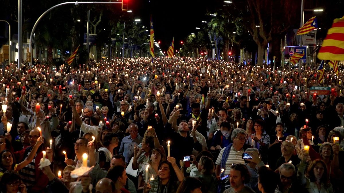 Colau pidió ayuda a Sevilla para limpiar la cera tras la manifestación de las velas