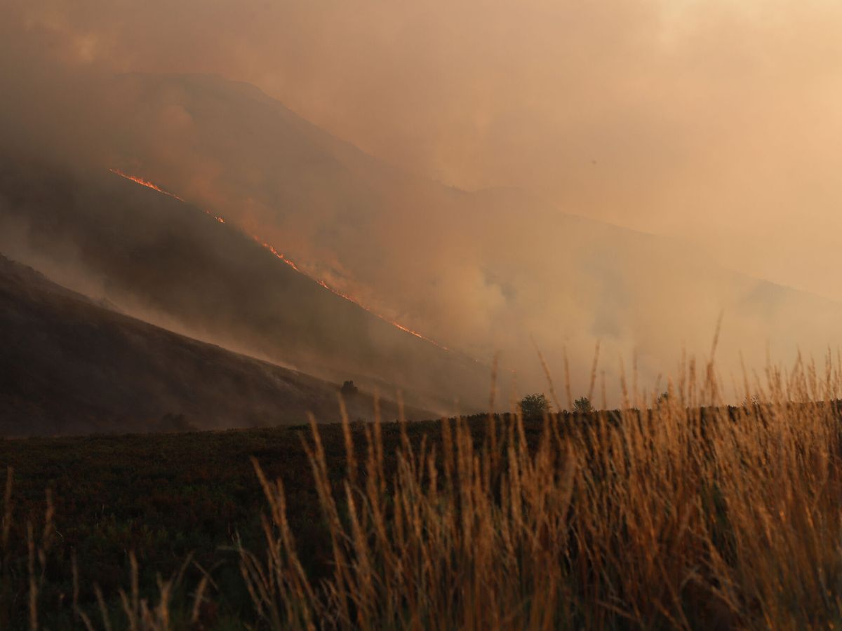 Foto: Fuego en el Geoparque Mundial de la Unesco Montañas do Courel, en Lugo. (EFE/Eliseo Trigo)