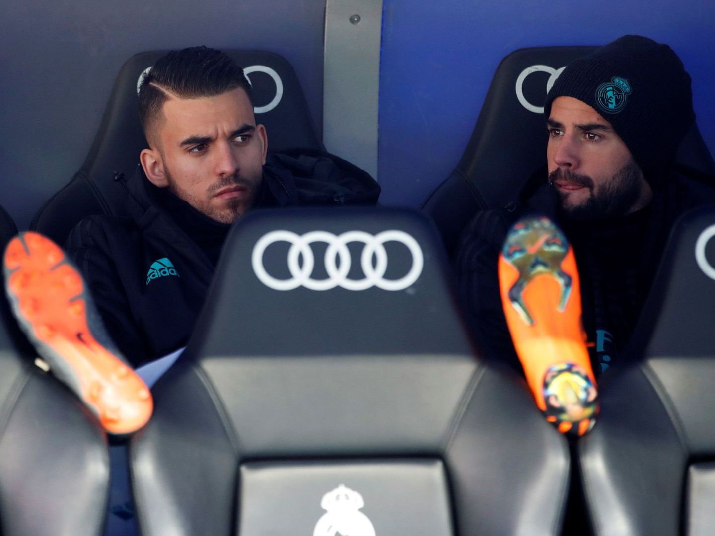 Ceballos, junto a Isco, en el banquillo del Santiago Bernabéu durante un partido del Real Madrid. (EFE)