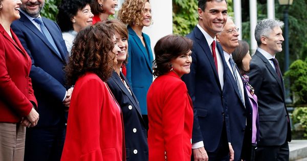 Foto: El presidente del Gobierno, Pedro Sánchez, posa para la foto de familia con el resto del Ejecutivo tras la primera reunión del Consejo de Ministros. (EFE) 