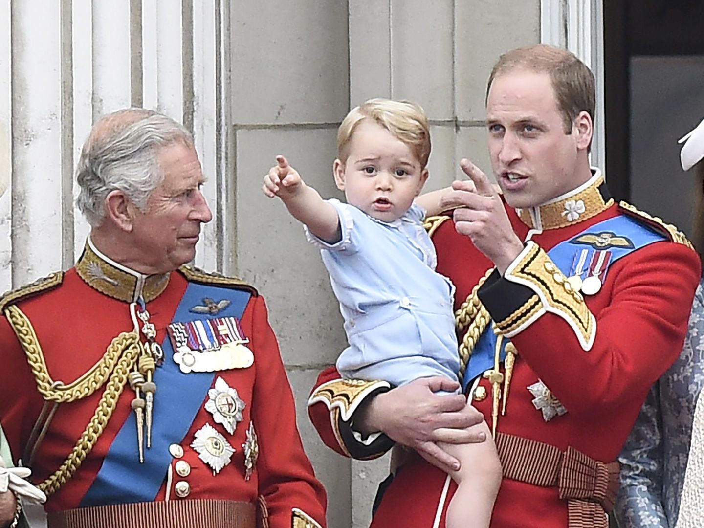 El príncipe George junto al príncipe Guillermo y el príncipe Carlos en el Trooping the Colour de 2015. (EFE)