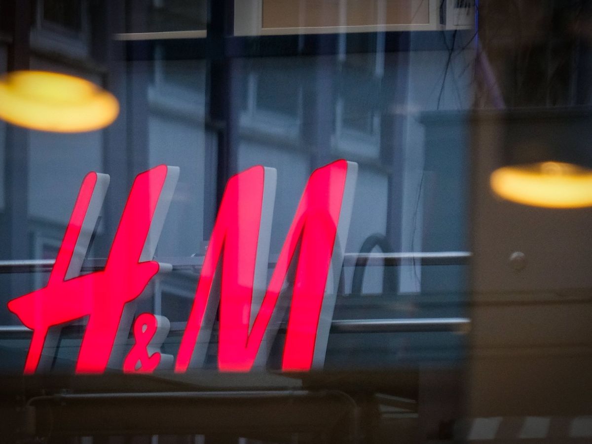 Foto: Logo de H&M en una tienda. (EFE/Focke Strangmann)