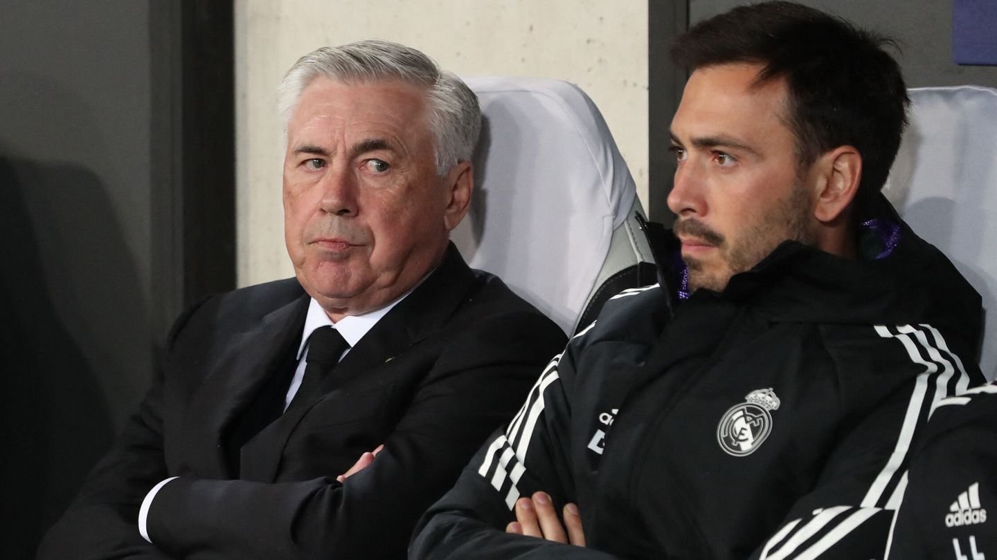 Ancelotti, junto a su hijo y segundo entrenador. (Reuters/Kacper Pempel)