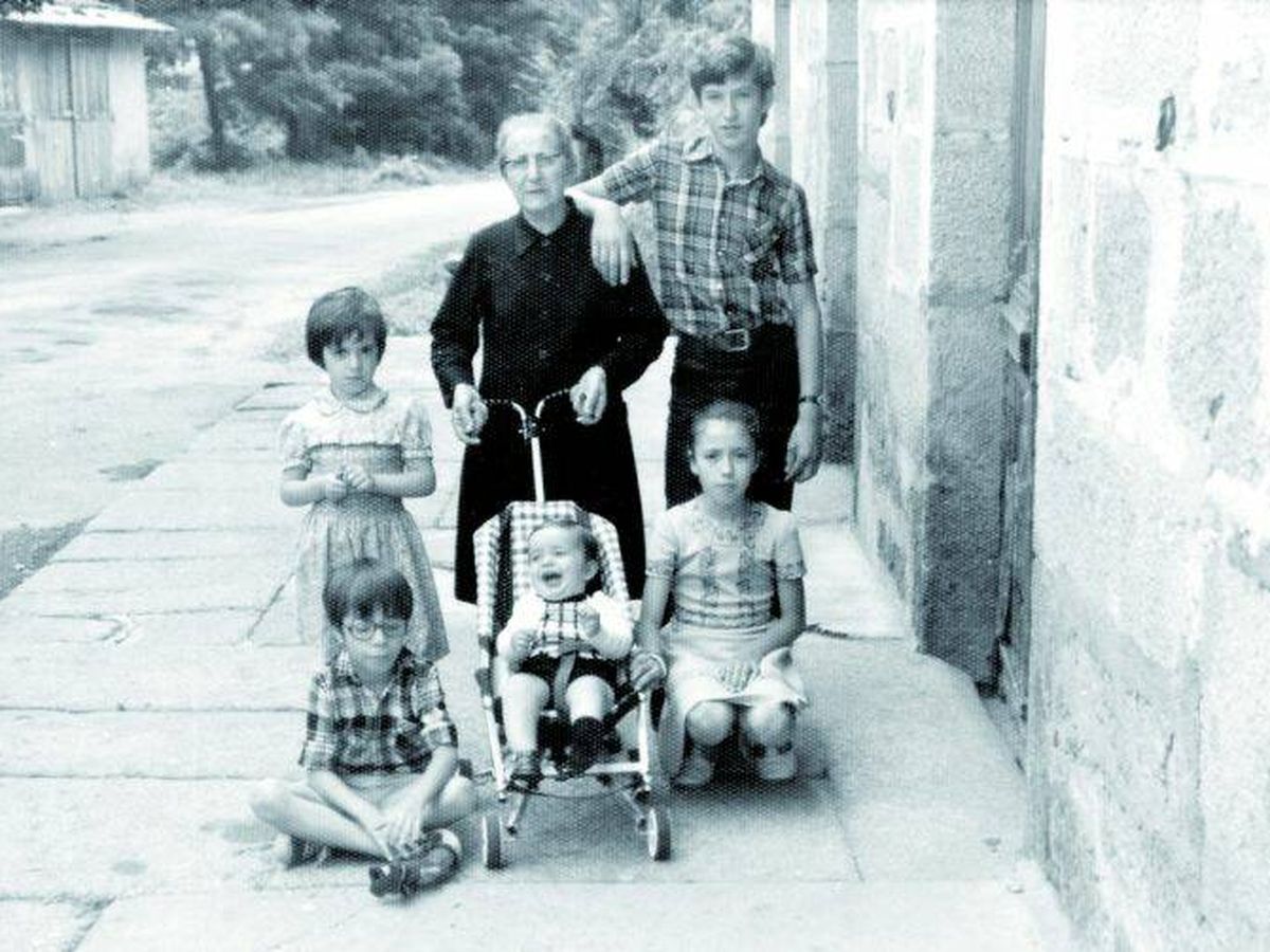 Foto: Alberto Núñez Feijóo (dcha), con su abuela Eladia, su hermana y sus primos. (Cortesía)