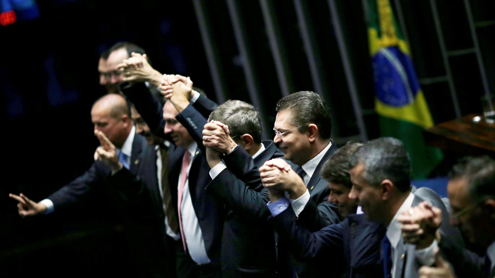 Foto: Senadores brasileños celebran el resultado de la votación para apartar a Dilma Rousseff, en Brasilia, el 12 de mayo de 2016 (Reuters).