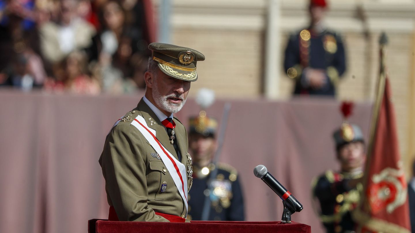 El rey Felipe VI pronuncia su discurso durante la ceremonia oficial de jura de bandera. (EFE)