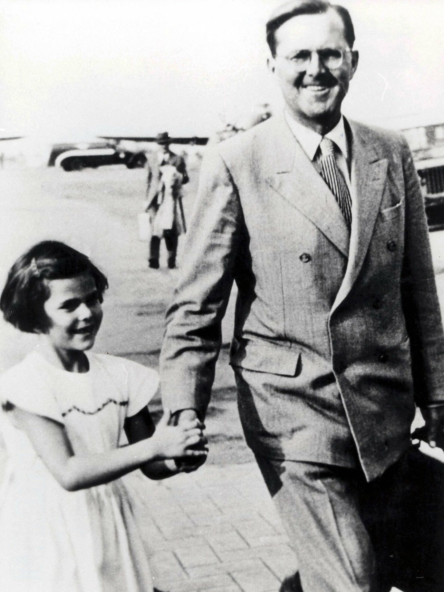 Silvia, de niña con su padre, Carl Walther Sommerlath. (Cordon Press)