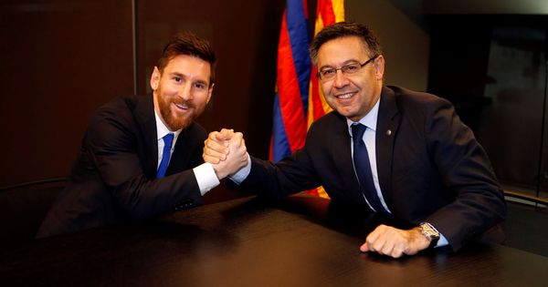 Foto: Bartomeu y Leo Messi en la reciente renovación del argentino. (Reuters)