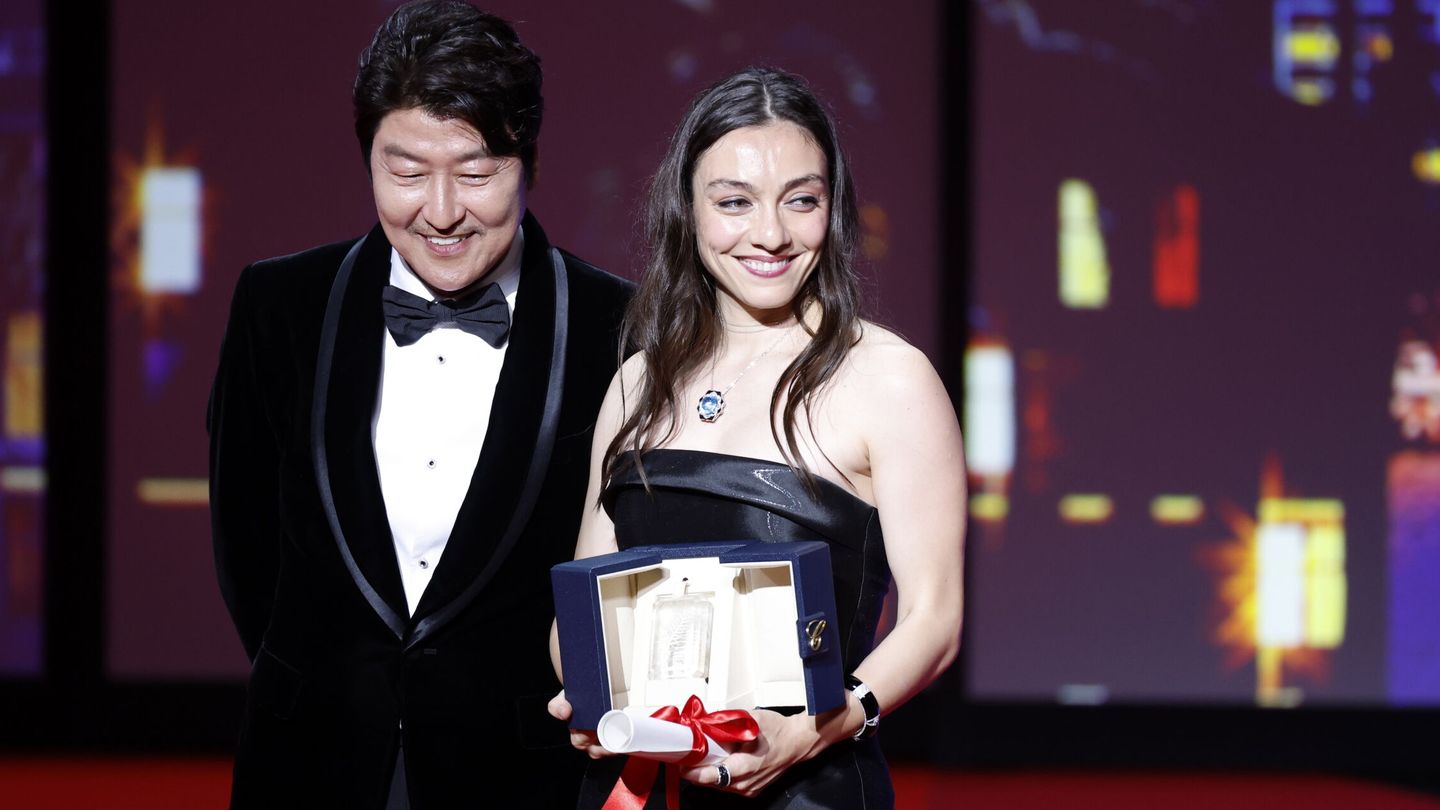 La actriz turca Merve Dizdar recoge su premio a Mejor actriz. (EFE)