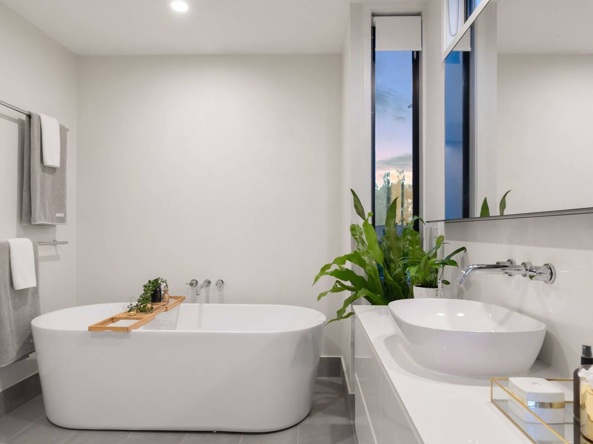 Foto: Tips para que un baño pequeño se vea más grande. (HausPhotoMedia para Unsplash)