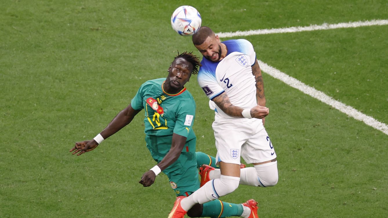 Foto: GR7330. JOR (CATAR), 04 12 2022.- Kyle Walker (d) de Inglaterra disputa un balón con Pape Gueye de Senegal hoy, en un partido de los octavos de final del Mundial de Fútbol Qatar 2022 entre Inglaterra y Senegal en el estadio Al Bait en Jor (Catar). EFE  J