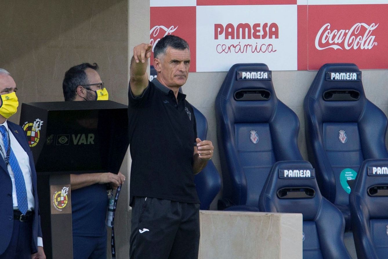 El entrenador de la SD Eibar, Mendilibar, da instrucciones a sus jugadores. (EFE)